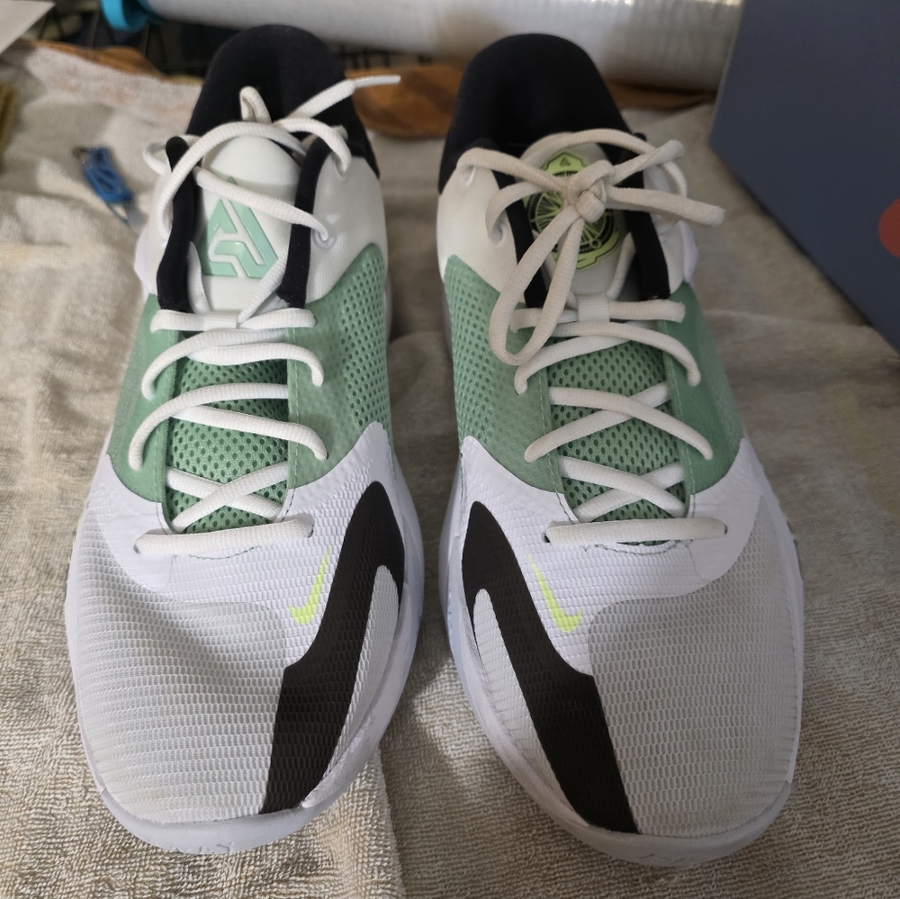 Giannis Freak 4, Size 10.5 White and Mint Athletic Sneakers NRW!